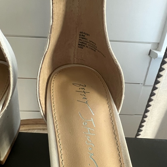 🔥6 FOR $25!🔥Betsey Johnson Mel bridal heels 8.5 Ivory - Picture 4 of 6